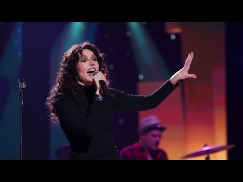 Cristina Castaño canta 'La puerta de Alcalá' imitando a Víctor Manuel y Ana Belén - Tu Cara Me Suena