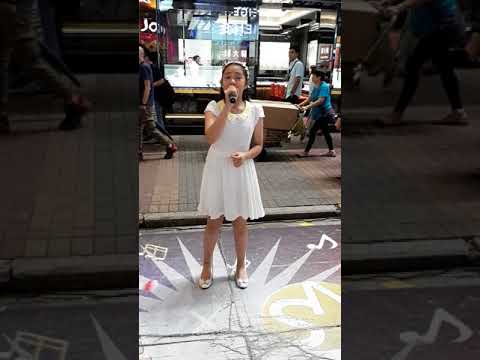 在旺角行人專用區，樂樂小妹妹唱，(上海灘)