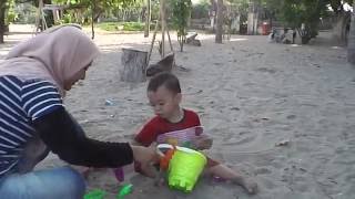 Hafidz main pasir sama bunda di pantai kuta