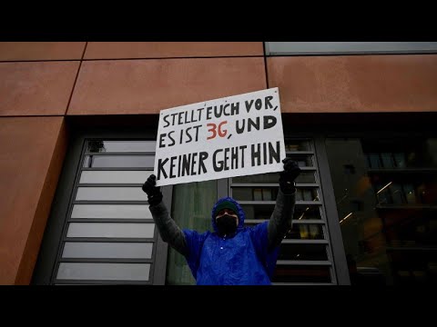 Drinnen debattieren, draußen demonstrieren: Impfpflicht-Gegner protestieren vor Reichstag