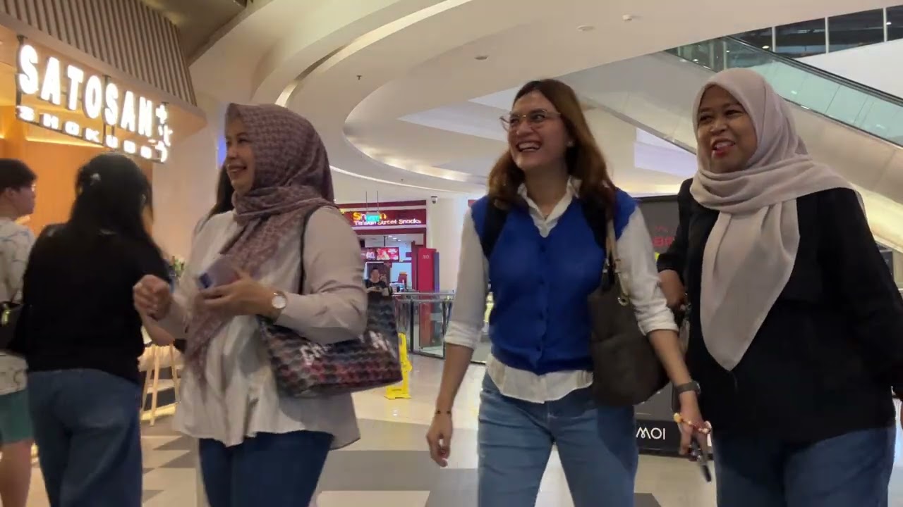 Suasana Food Court MOI di hari sabtu siang