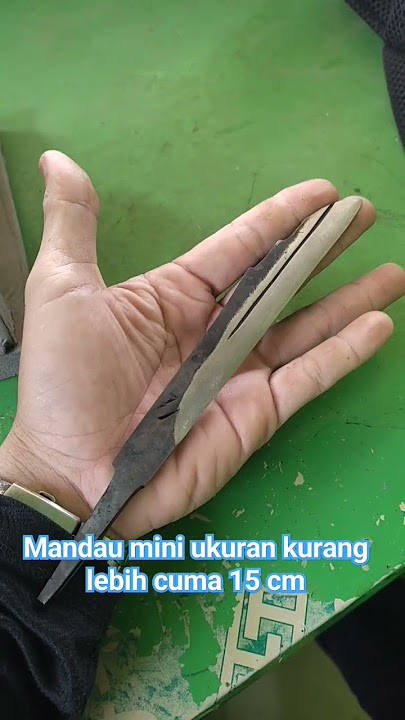 Mandau mini ukuran kurang lebih 15 cm