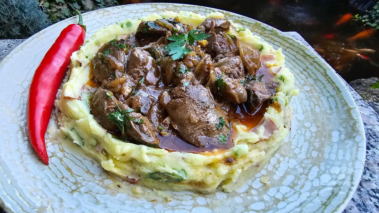 Ficatei de pui cu ceapa și cel mai bun piure de cartofi cu ceapa verde și Bacon.