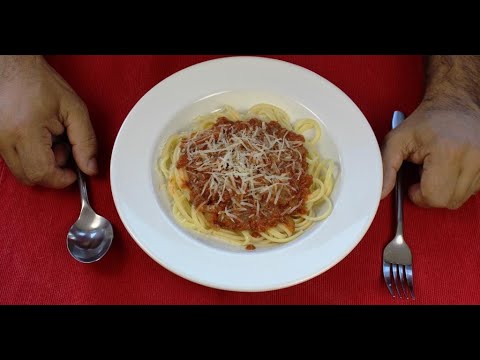 Как правильно есть спагетти? How to twist and eat spaghetti like an Italian. Как правильно есть спагетти? How to twist and eat spaghetti like an Italian.