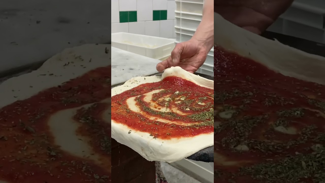 Making pizza L'Antica Pizzeria Da Michele, Napoli, Italy - Eat Pray Love movie,  Julia Roberts
