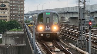 【仙女玻尿酸廣告彩繪列車】桃園捷運機場線普通車1000型電聯車(102編組)A9林口站進站+出站紀錄 | 2023.7.30 | Taoyuan Airport MRT | 粘粘的鐵道攝影