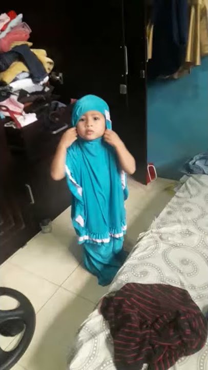Anak soleha belajar pakai mukena