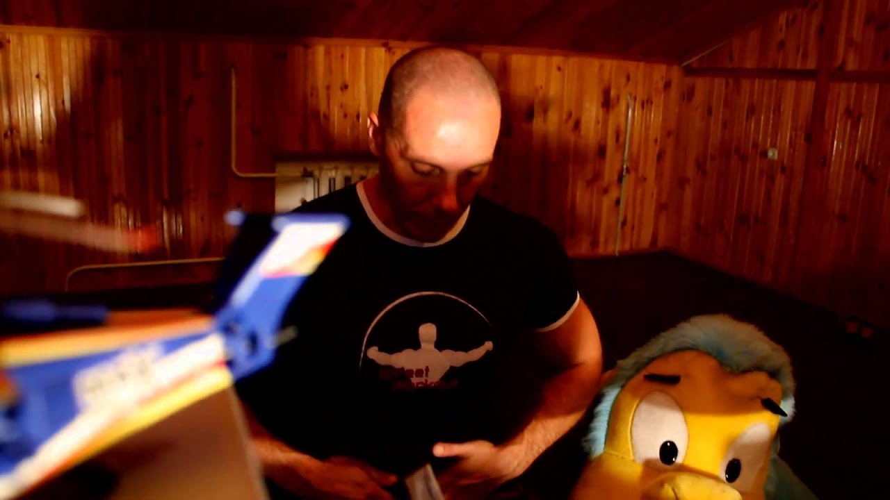 Как качать мышцы сидя за компьютером - YouTube