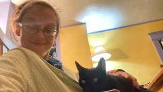 La kato ne permesos al mi dormi!