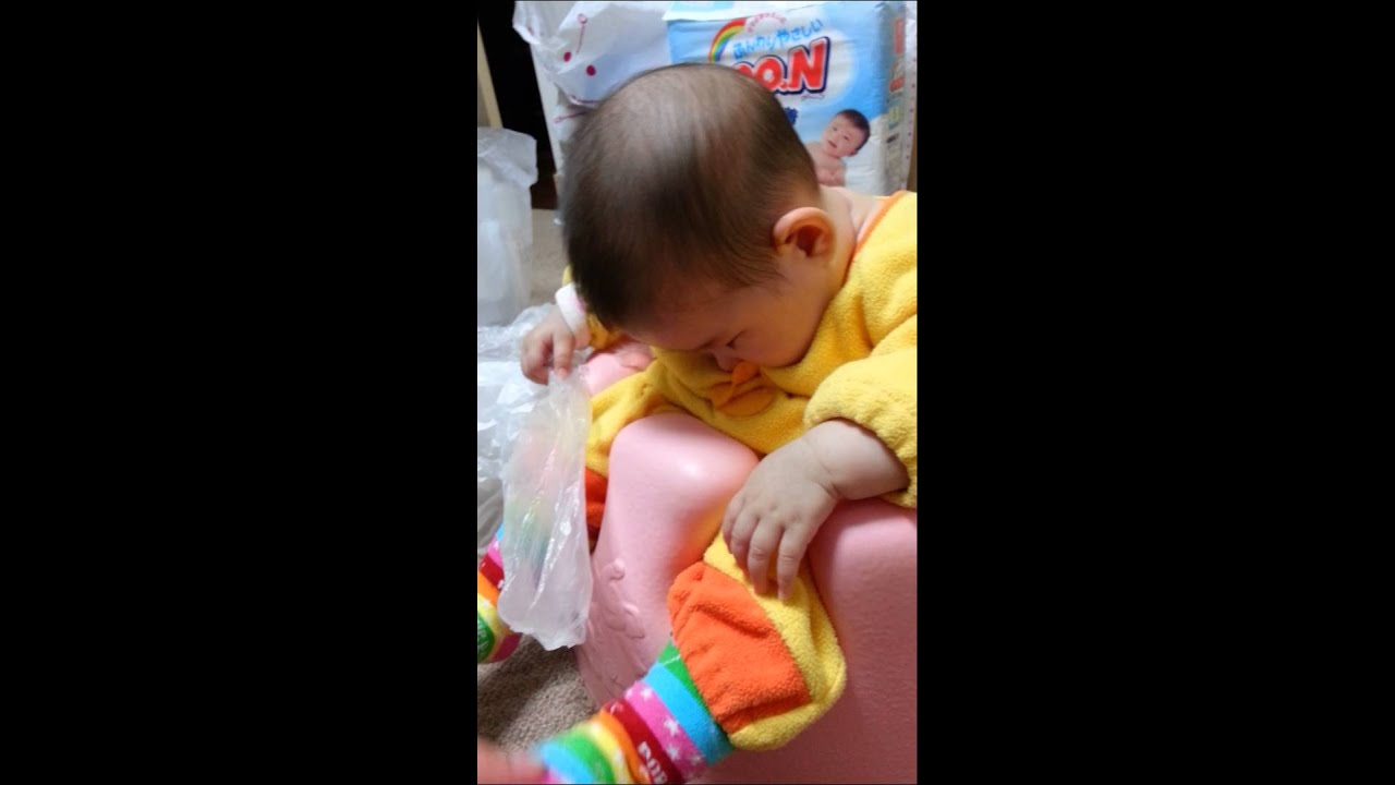 ５ヶ月 赤ちゃん 爆笑映像 遊びながら寝る Youtube