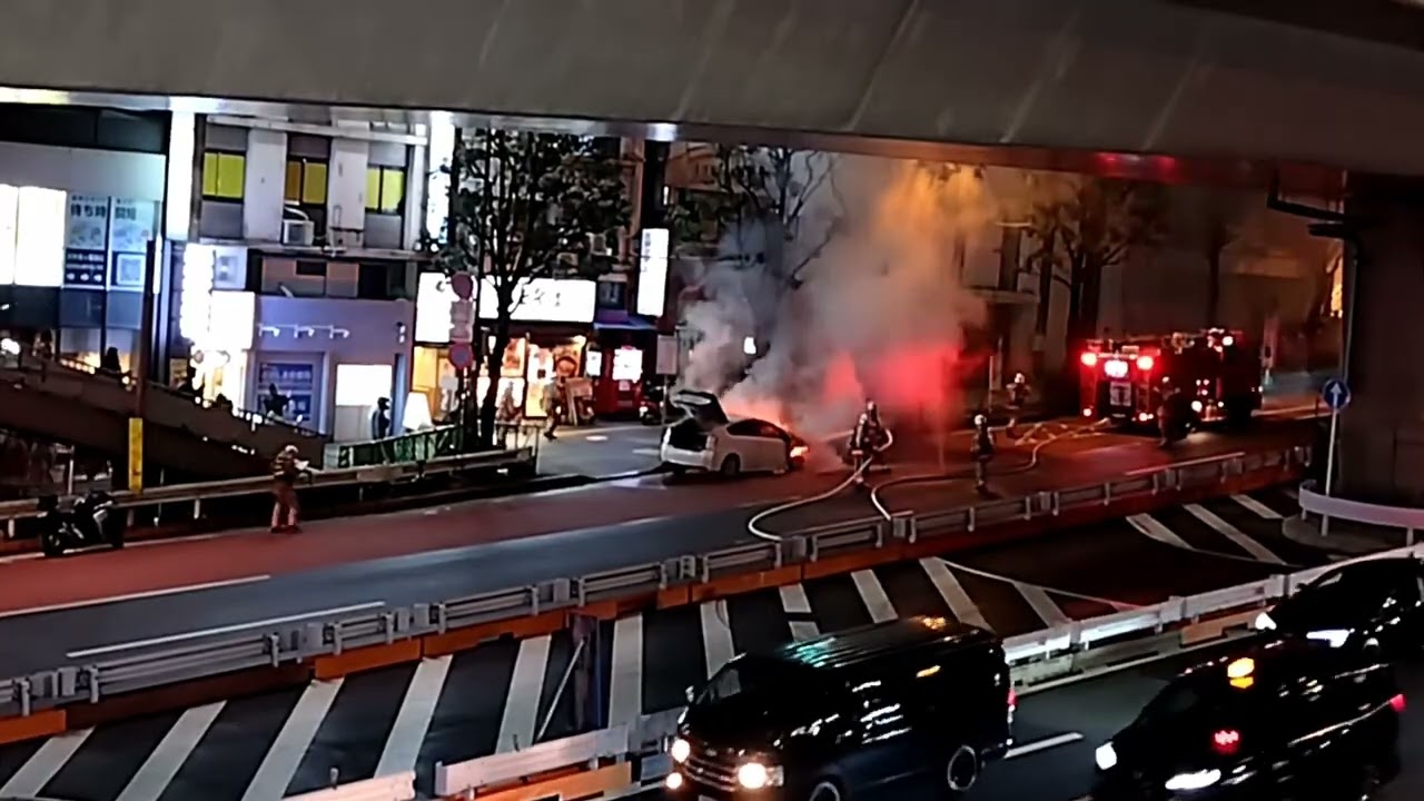 【消防救急】【警察】渋谷駅前の国道で炎上するプリウス(2025年4月2日)　Prius on fire in front of Shibuya Station