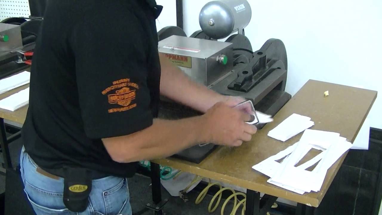 Tippmann Clicker die cutting machine die cutting cotton fabric using a steel rule cutting die