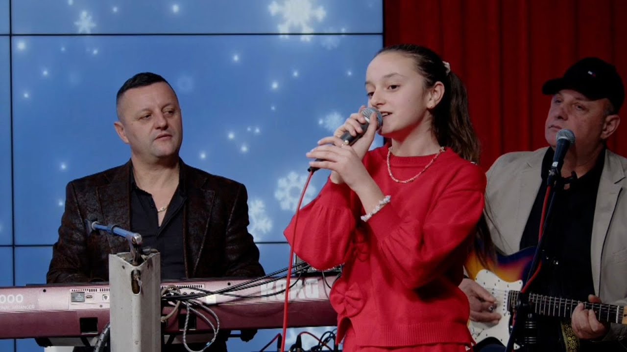 Bëmë baba të të ngjaj, Juli Tollozhina shoqërohet nga vajza e tij në performancë