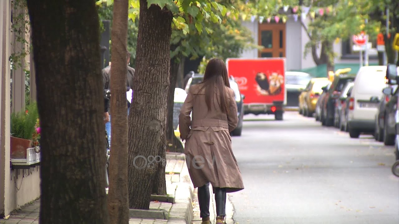 Ora News - Tirana me rrugë pa trotuare, ankohen qytetarët: Nuk kemi ku të kalojmë