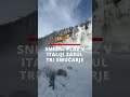 Snežni plaz zasul tri smučarje