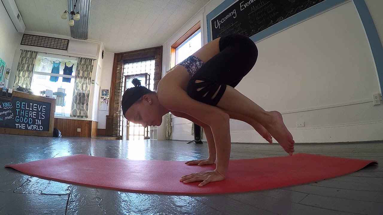 COMP] Crow Pose with modification, constructive criticism more thank  welcome! Please. : r/yoga