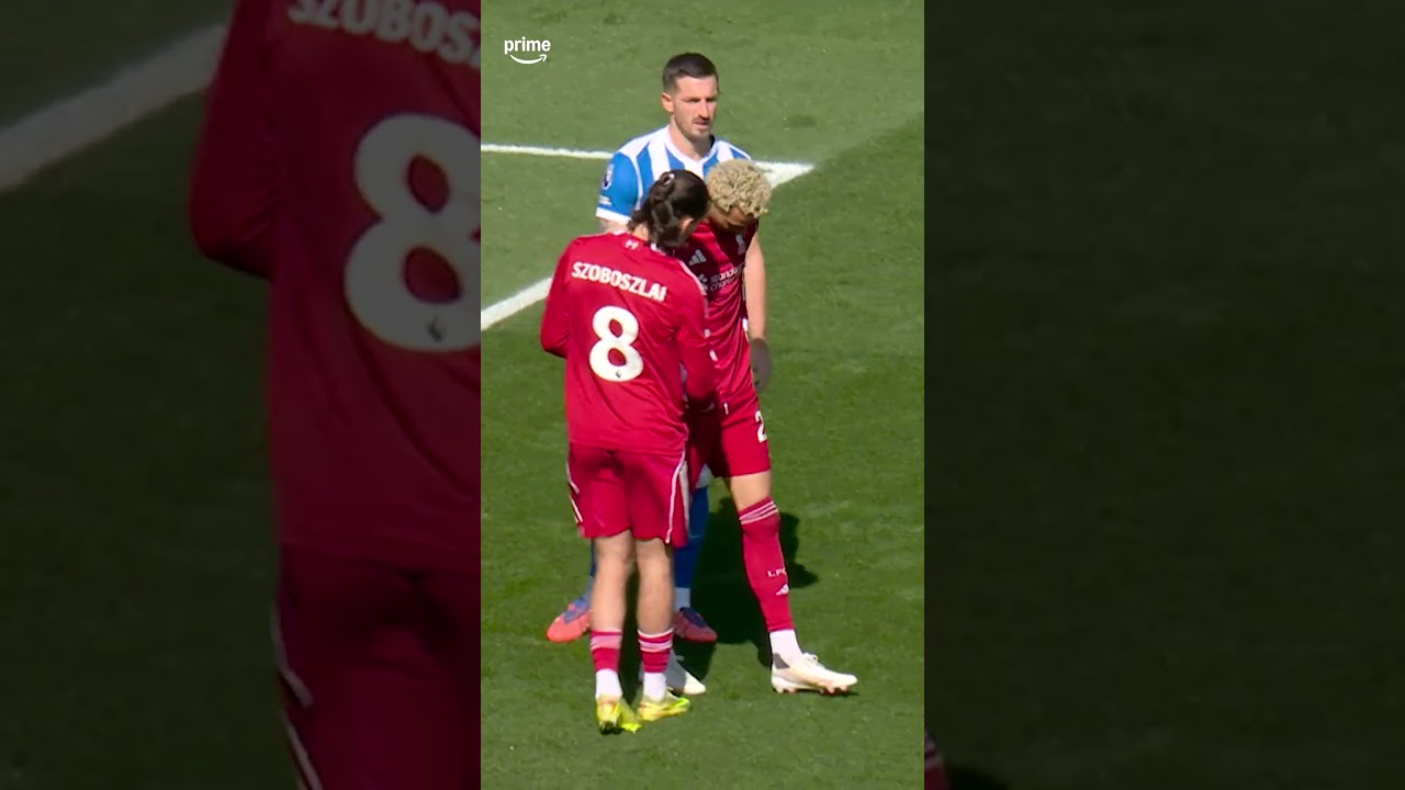 Ai ai ai, Hugo Ekitike komt in botsing met James Milner en moet al na 8 minuten gewisseld worden...🤕