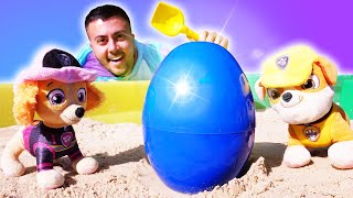 Paw Patrol oyuncakları kum havuzunda sürpriz yumurta buluyorlar. Kum oyunu screenshot 4