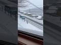 「あー、そんな…」雪の坂道で止まれなくなった車の末路