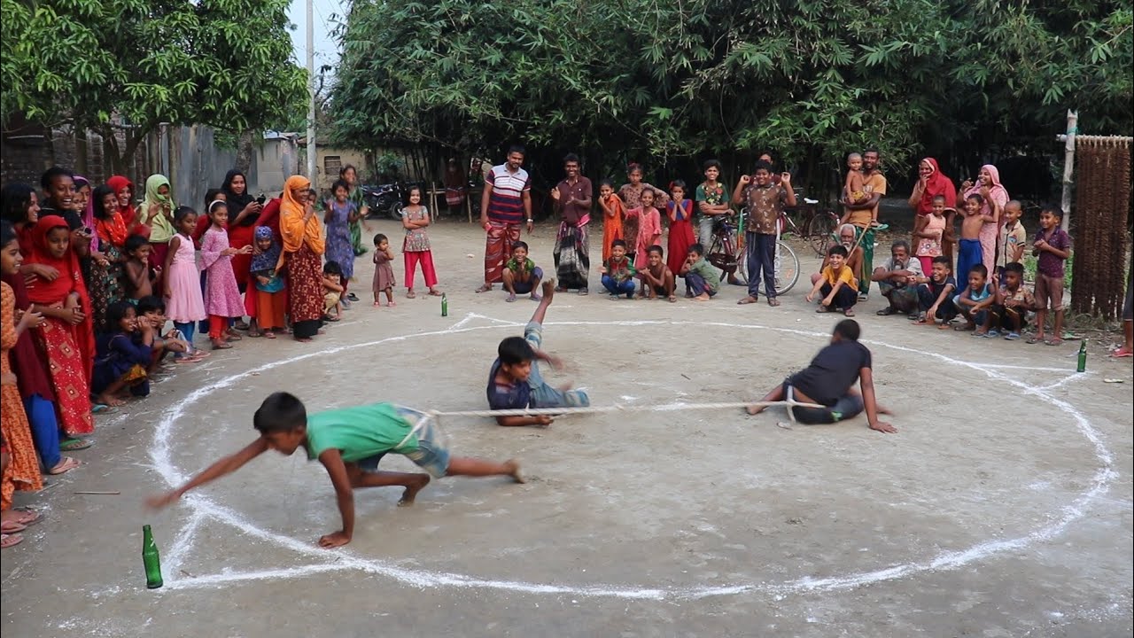 গ্রাম বাংলার ঐতিহ্যবাহী ছেলেদের মাজায় দড়ি বেঁধে শক্তি পরীক্ষার খেলা || গ্রাম বাংলার মজার খেলা ||