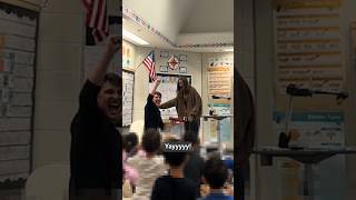 Teacher’s boyfriend shocks her and her 2nd grade class with epic surprise ❤️❤️