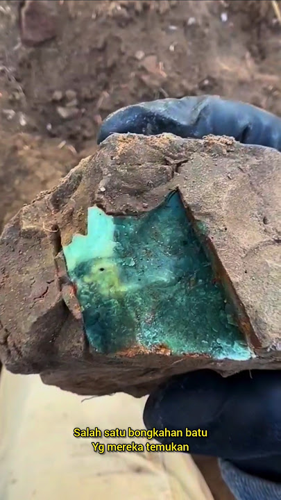 pria ini temukan batu berharga mirip batu giok