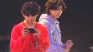 20221014 Taekook was peeking to each other's mob