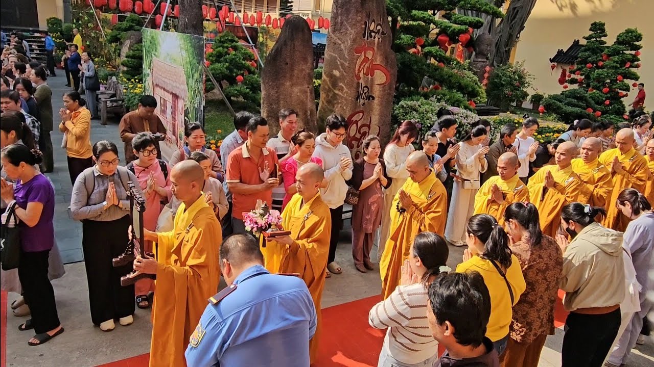 Chùa Hoằng Pháp Tụng kinh Cầu An Đầu Năm 