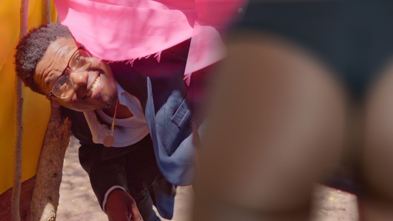 IL M'ESPIONNE SOUS LA DOUCHE