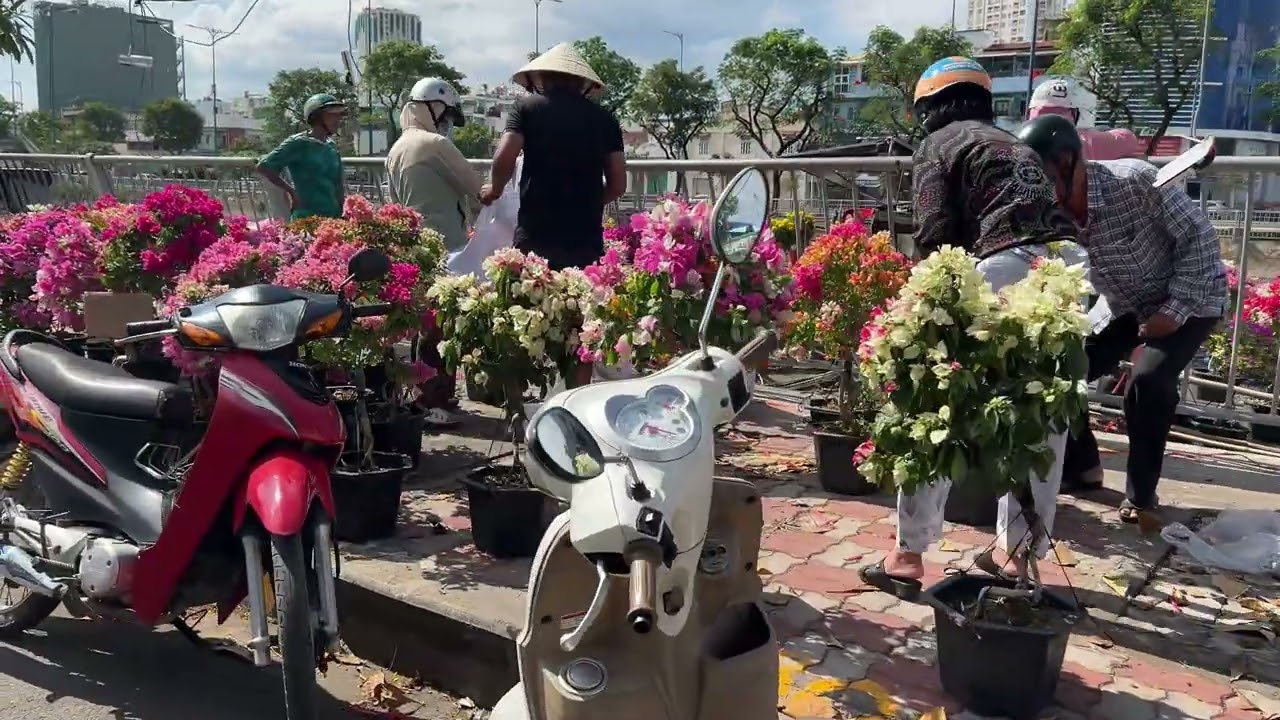 Chợ hoa Xuân bến bình đông trưa ngày 29 Tết 