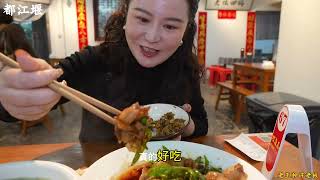 都江堰吃没有豆瓣的回锅肉，作为四川人还没有见到过，我们点了回锅肉和麻婆豆腐还有一个汤