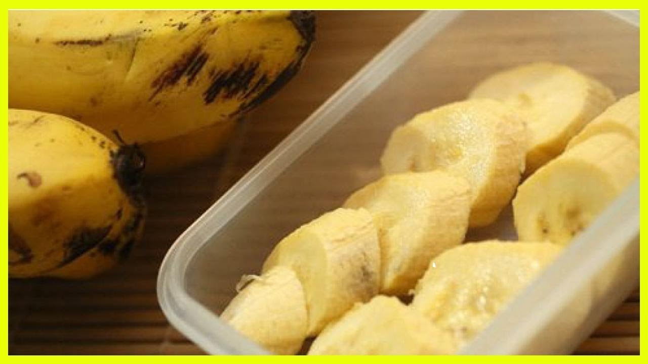 Как сохранить бананы в домашних. Контейнер для банана. Бананы в холодильнике. Очищенный и нарезанный банан. Нарезка бананов.