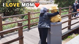 Pelukan Seorang Ibu..!! Statue Prank Funniest Reactions, Prank Patung Hidup