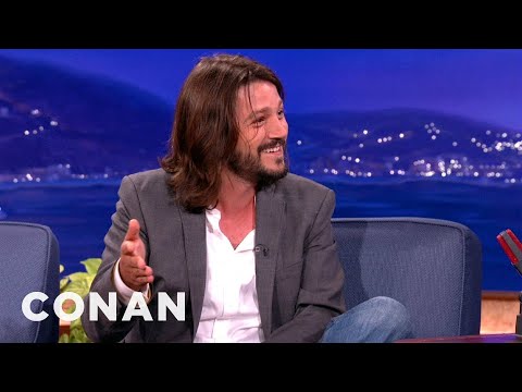 Video: Diego Luna Bercakap Sepanyol Di Golden Globes