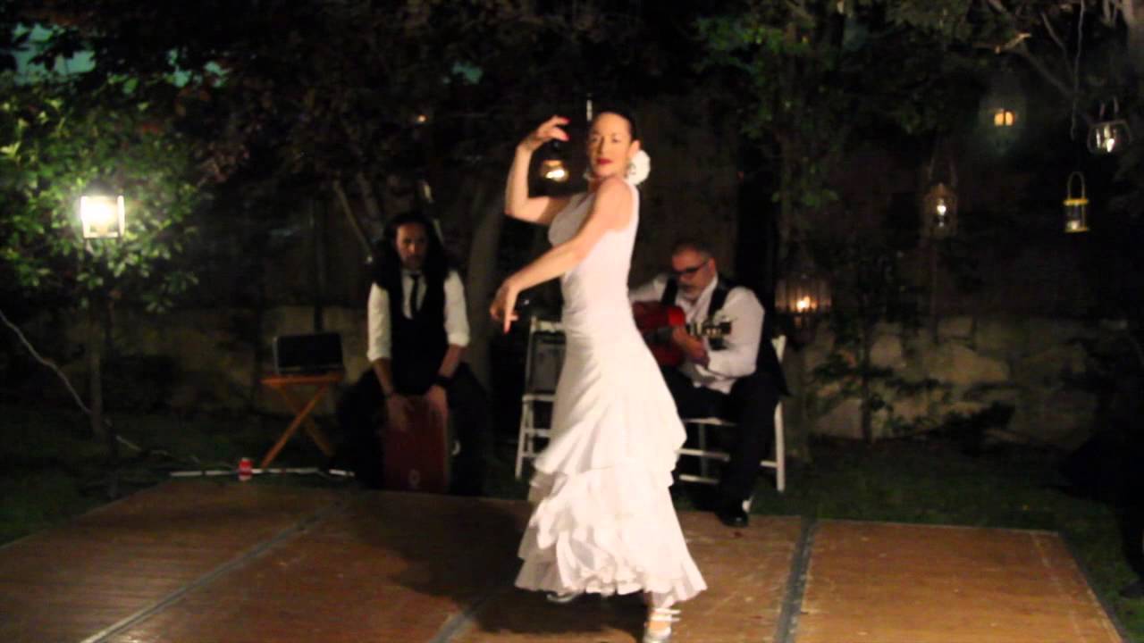 Pilar Beltrán baila con castañuelas. Música compuesta por Niño Manuela.