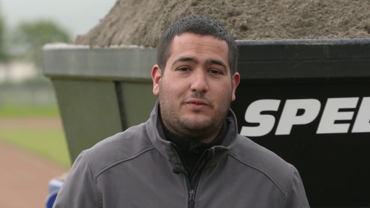 Épandeur en nappe gros débit Speedresser pour la rénovation de terrains de sports