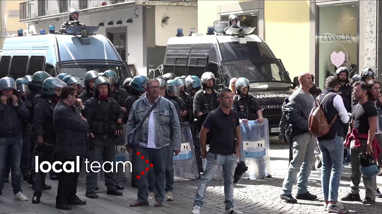 Napoli, corteo contro Salvini verso Prefettura