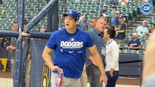 2026 NLCS: Shohei Ohtani hits on the field with Dodgers before Game 1 against Brewers
