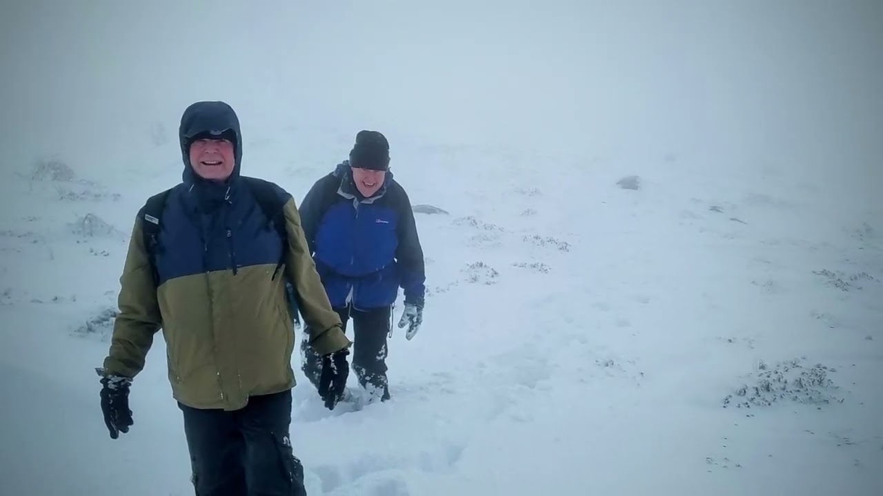 A yomp in the snow ❄️ on Dovestone Edge's