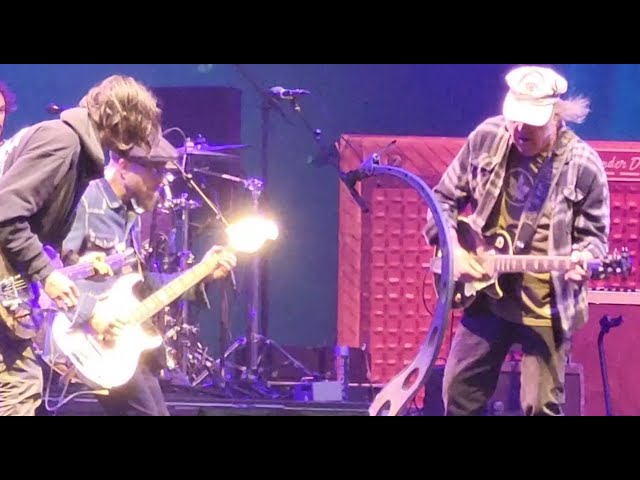 NEIL YOUNG & THE CHROME HEARTS - Cinnamon Girl (Live) | Montreux NEIL YOUNG & THE CHROME HEARTS - Cinnamon Girl (Live) | Montreux