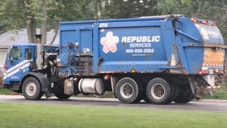 Republic Services Autocar ACX Heil Durapack Python on recycle drive by at my bus stop!! (Truck 2711)