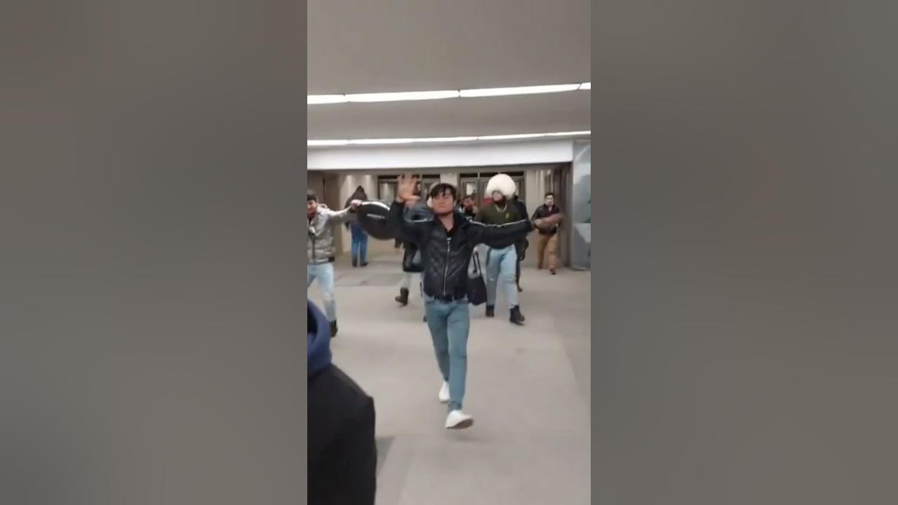 Депортация узбекову. Танцы в метро. Узбеки в метро. P74 азиатская девушка в метро танцует в метро танцует.