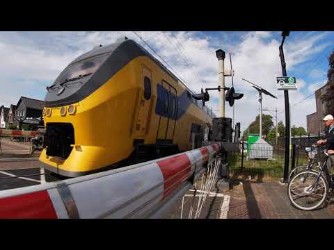 Spoorwegovergang Heiloo // Dutch Railroad Crossing
