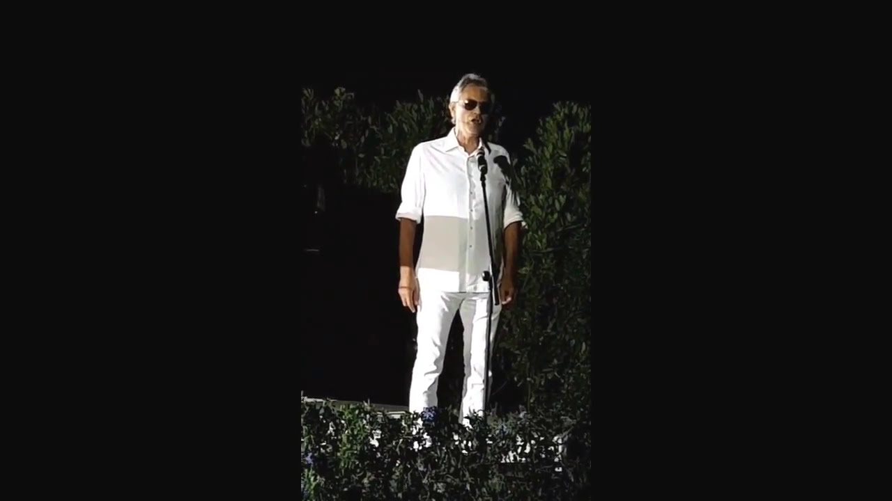 Bocelli canta e festeggia il suo stabilimento balneare ALPEMARE.