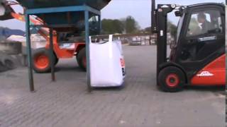 Het vullen van Bigbags met split en grind - Bigbagsiergrind.nl