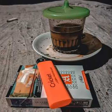 Secangkir kopi dan rokok