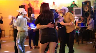 VIERNES DE BAILE EN EL CHAMPS !