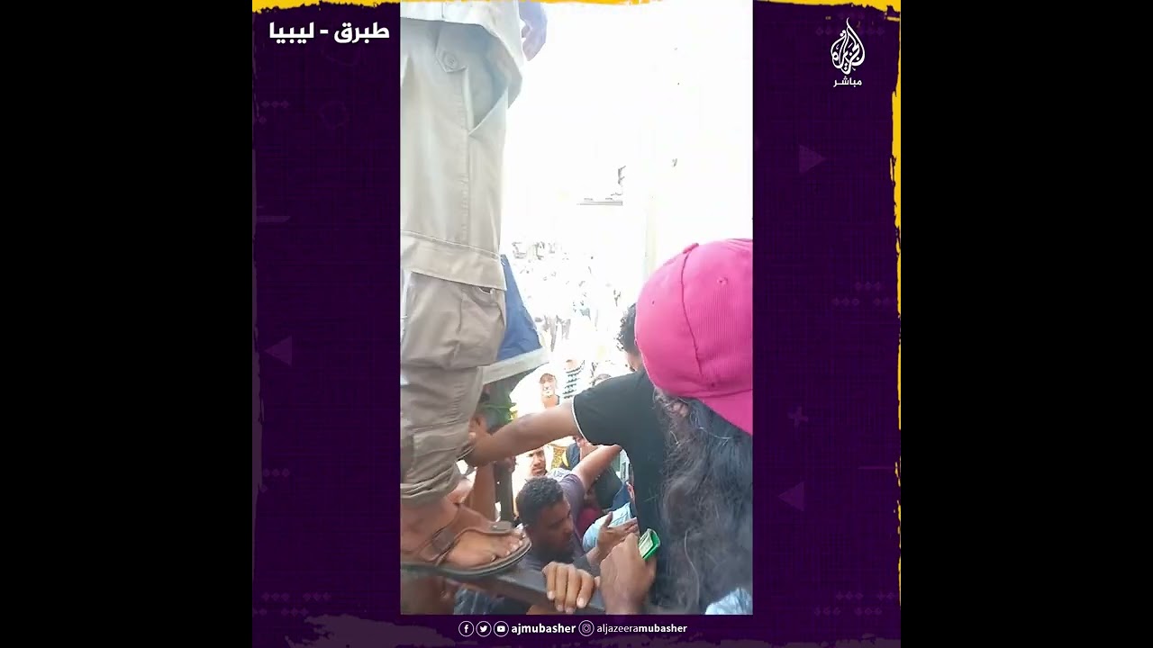 مواطن ليبي يجهش بالبكاء بعدما يئس من الحصول على راتبه من المصرف