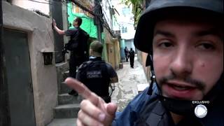 Repórter acompanha operação surpresa da Polícia Civil em comunidade carioca