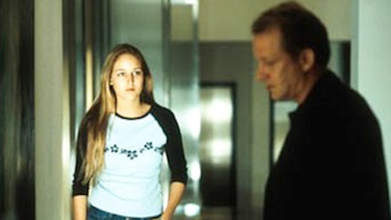 بنت مراهقة بتعيش مع وصي بعد موت أهلها في حادثة لكنها بتعرف ان وراه سر خطير(ملخص The Glass House)